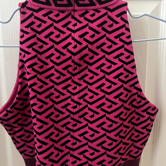 Geometric Patterned Sleeveless Top - Pink and Black - Picture 3 of 4
